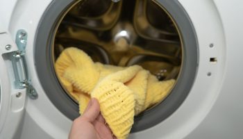 Come salvare un maglione ristretto dopo il lavaggio in lavatrice? Quattro modi