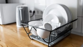 Basta con gli scolapiatti. Una nuova tendenza conquista le cucine. Occupa meno spazio