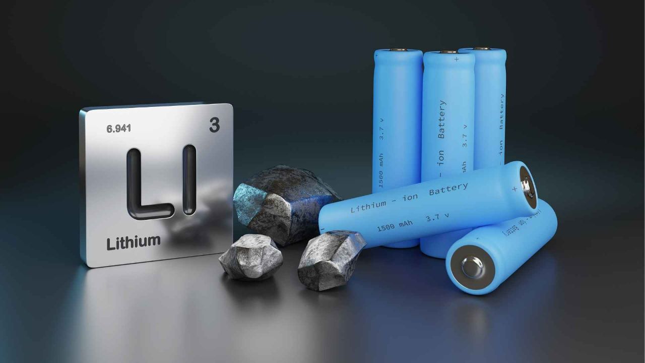 Unutarnja struktura litij-ionske baterije i proces prijenosa iona.