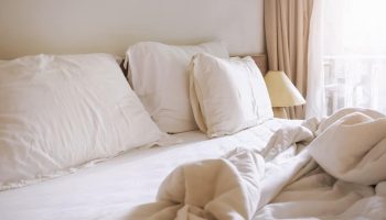 Prečo odborníci neodporúčajú prať posteľnú bielizeň len raz za dva týždne