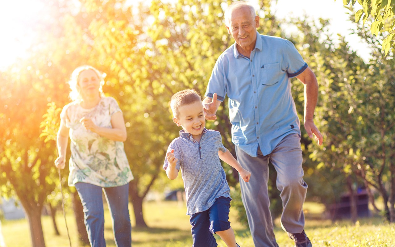 Bake i deke se igraju sa unukom u parku