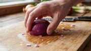 Rijetki znaju: čemu služi trljanje luka po dasci za rezanje