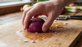 Rijetki znaju: čemu služi trljanje luka po dasci za rezanje