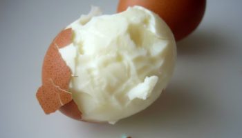 Malo ko zna: zašto se kuvano jaje može polomiti kada mu skidate ljusku