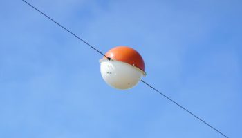 Nisu tamo slučajno: Šta označavaju obojene kugle na kablovima visokog napona