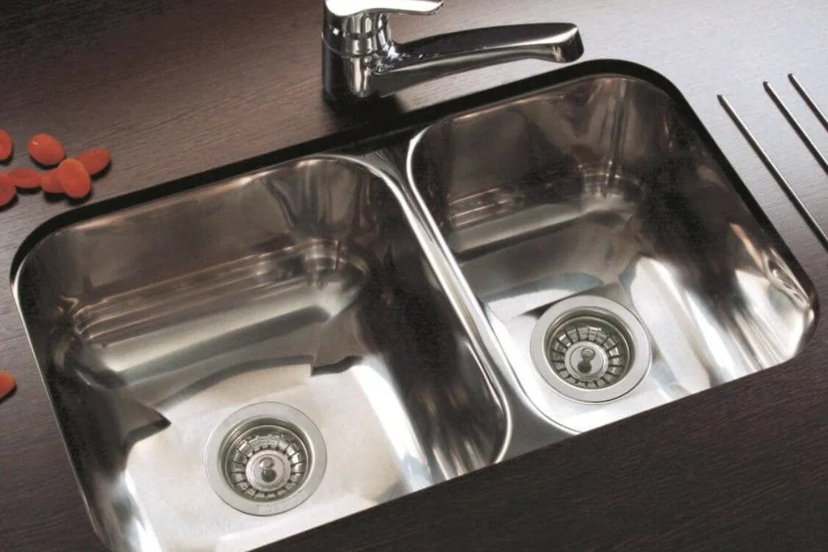 Domaći trik koji bi trebalo da koristite u cevima za uklanjanje mirisa i insekata za nekoliko minuta