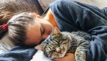 Nije zbog toplote: Zašto vaša mačka bira da spava na vama i šta taj gest otkriva