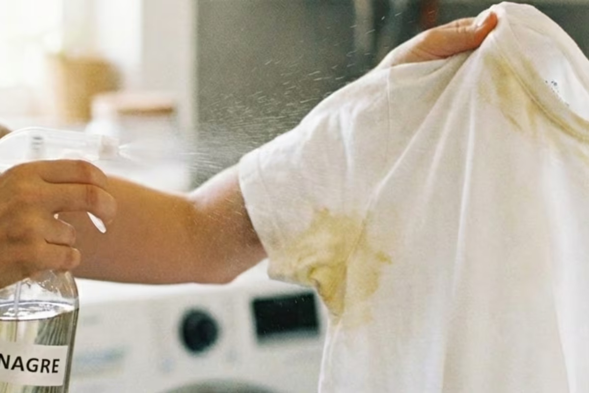 Prskanje sirćeta na mrlje od znoja na odeći: čemu služi i kako to uraditi