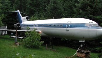 Već duže od 20 godina živi u napuštenom avionu od 100.000 € usred šume: „Neverovatno je“