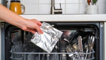 Kako da escajg zablista u mašini za sudove: nepogrešiv trik sa aluminijumskom folijom