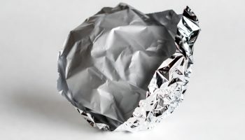 Zašto je jedna strana aluminijumske folije mat, a druga sjajna: koja je ispravna?