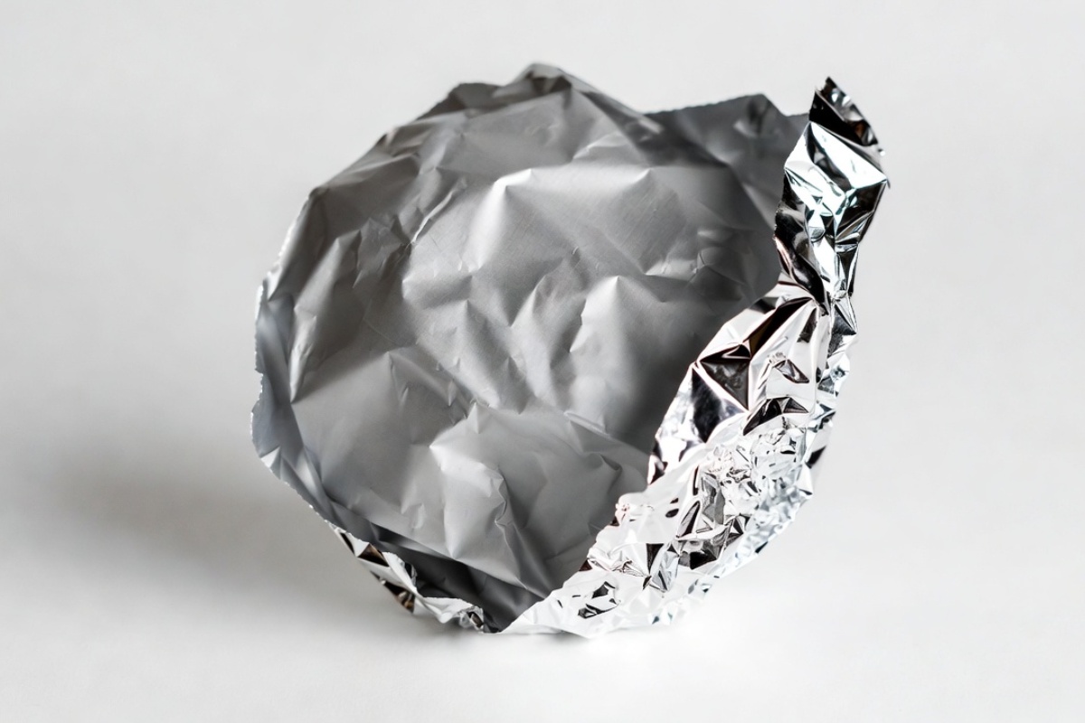 Zašto je jedna strana aluminijumske folije mat, a druga sjajna: koja je ispravna?