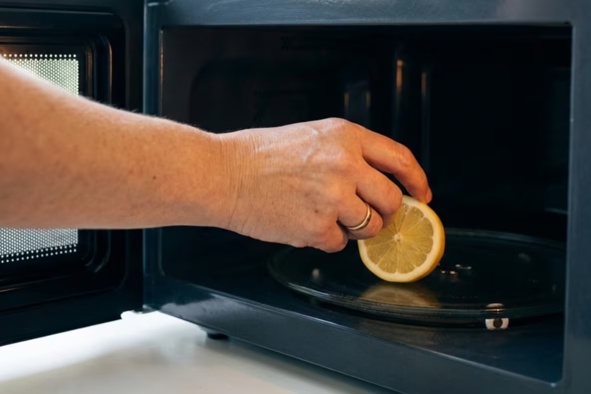 Stavljanje kriške limuna u isključenu mikrotalasnu: čemu služi i zašto se preporučuje