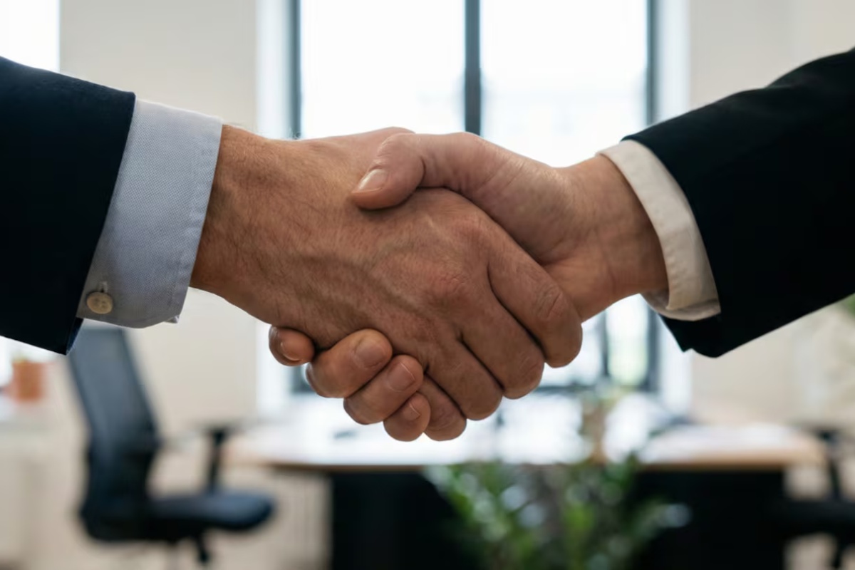 Odbio je da se rukuje sa koleginicom na poslu, dobio otkaz, a zatim i odštetu od preko 30.000 evra