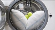 Stavljanje teniske loptice sa jastucima u mašinu za veš: čemu služi i zašto se preporučuje