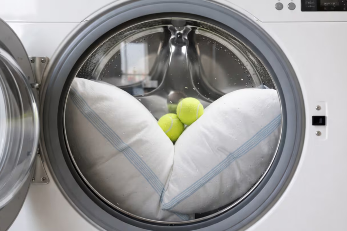 Stavljanje teniske loptice sa jastucima u mašinu za veš: čemu služi i zašto se preporučuje