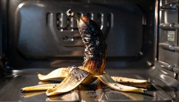 Spaljena kora banane u rerni — najbolje besplatno kalijumovo đubrivo za baštu i povrtnjak u 2026. godini