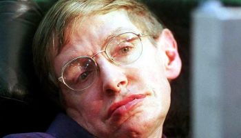 Stephen Hawking, fizičar: „Oni koji tvrde da se sudbina ne može promeniti, pogledaju pre nego što pređu ulicu“