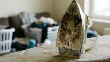 Ni soda bikarbona ni deterdžent: trik za čišćenje crnih mrlja sa pegle za 5 minuta