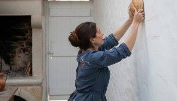 Trljanje starog hleba o zidove: čemu služi i zašto se preporučuje