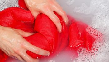 Koja je mrlja najteža za uklanjanje sa odeće i šta uraditi da biste rešili problem