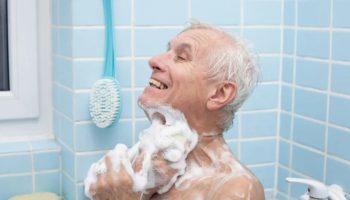 Posle 65. godine, ne tuširajte se ni svakog dana ni jednom nedeljno: učestalost koja povećava vitalnost
