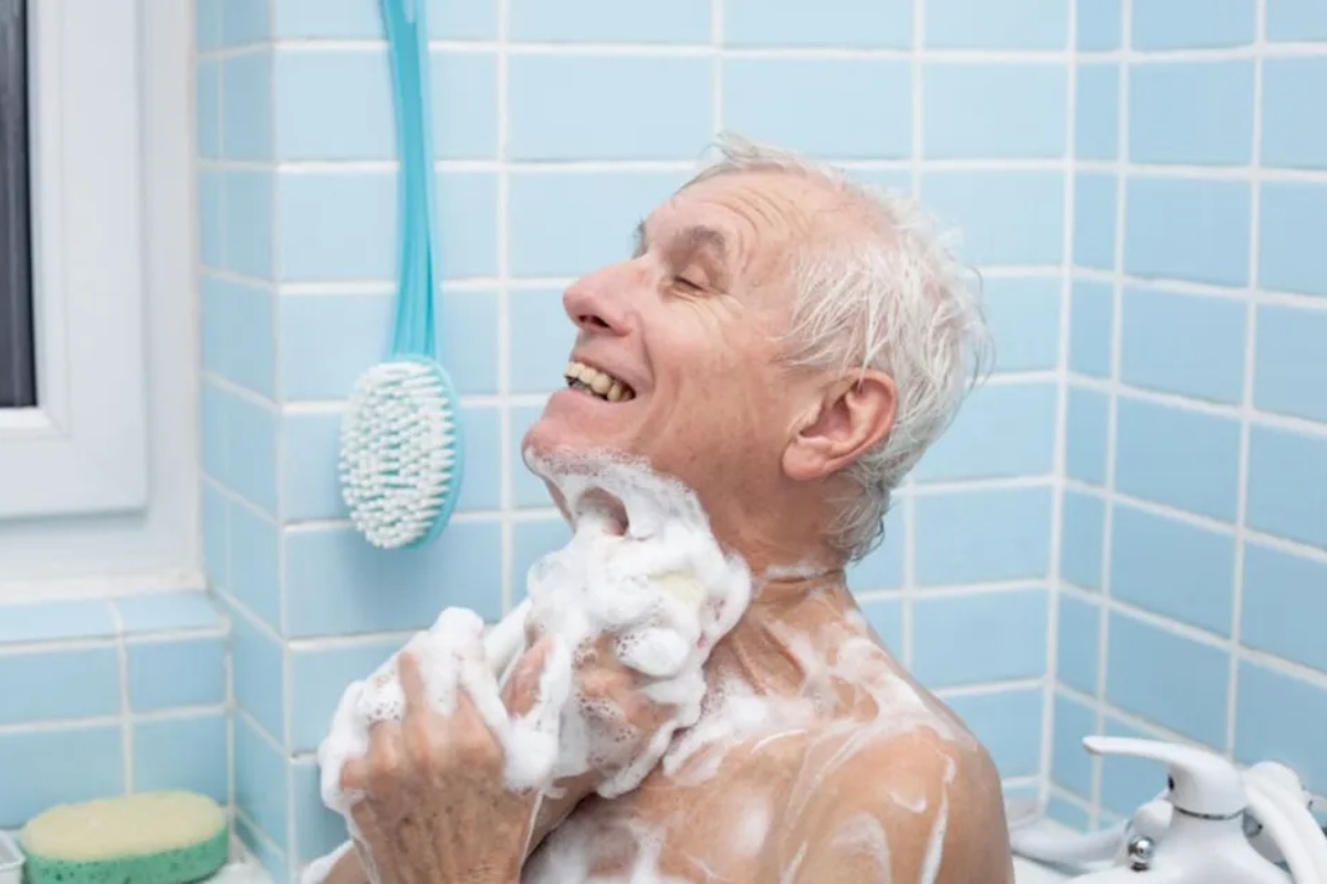 Posle 65. godine, ne tuširajte se ni svakog dana ni jednom nedeljno: učestalost koja povećava vitalnost