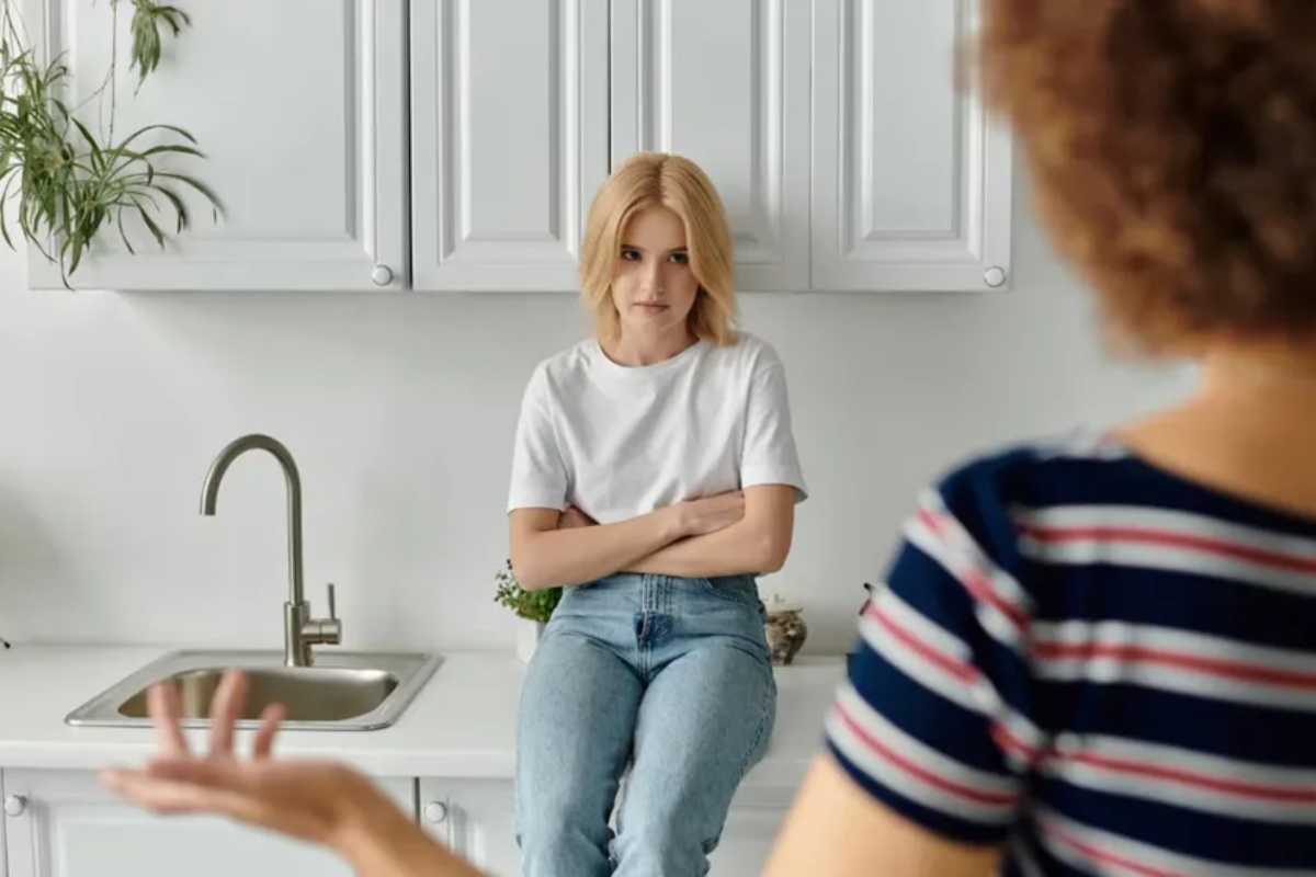 Šta znači kada prekrstite ruke dok slušate, prema psihologiji