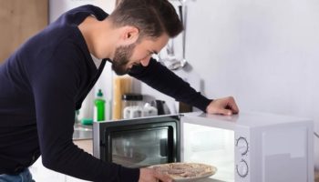 Mikrotalasna je stvar prošlosti: Sada je trend zagrevanje hrane na ovaj stari način