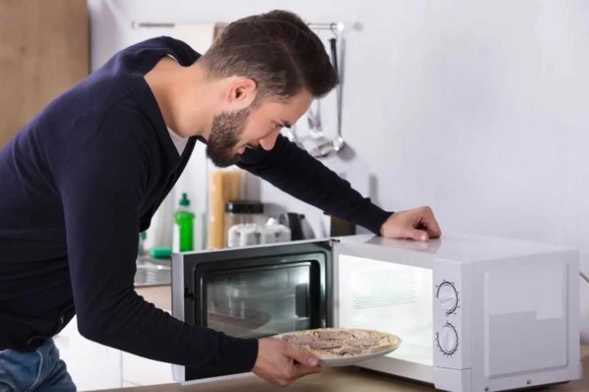 Mikrotalasna je stvar prošlosti: Sada je trend zagrevanje hrane na ovaj stari način