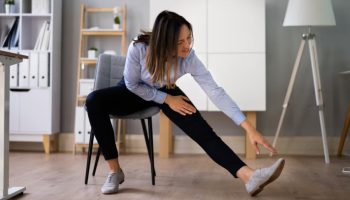 Vežbe na stolici: Zašto stručnjaci preporučuju ovu 15-minutnu rutinu kako ne biste izgubili snagu