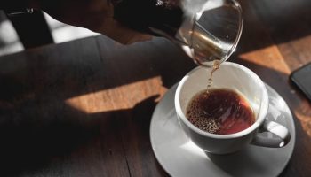 Razlika između obične i bezkofeinske kafe: Koja je zdravija?