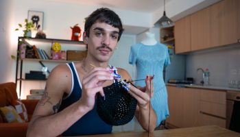 Ima 27 godina, naučio je da plete gledajući svoju baku i sada oblači poznate muzičare iz dnevne sobe svog doma