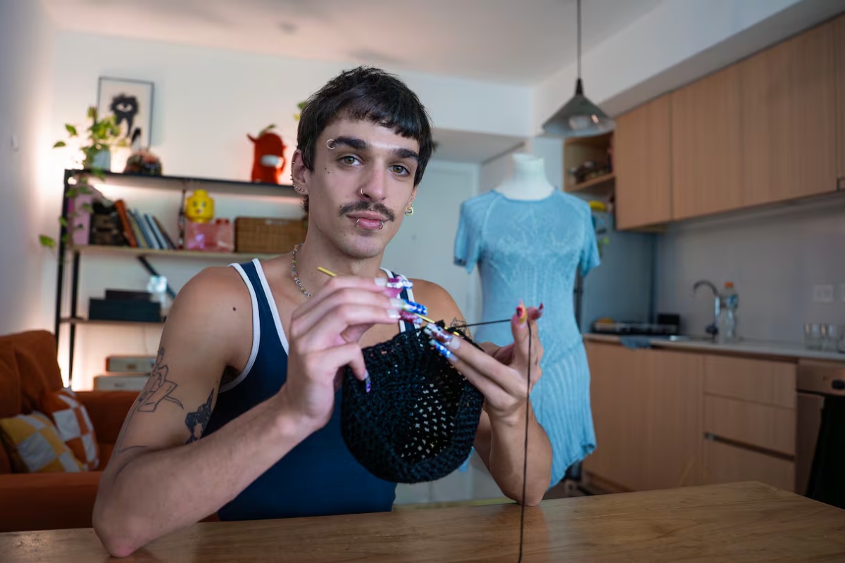Ima 27 godina, naučio je da plete gledajući svoju baku i sada oblači poznate muzičare iz dnevne sobe svog doma