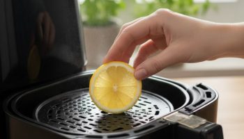 Stavite kolut limuna u fritezu na vruć vazduh: čemu služi i zašto to preporučuju
