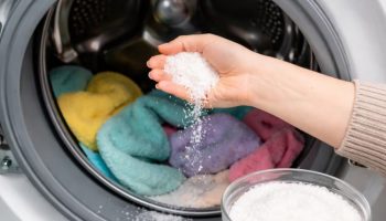 Dodavanje krupne soli u veš mašinu: čemu služi i na kojoj odeći najbolje funkcioniše