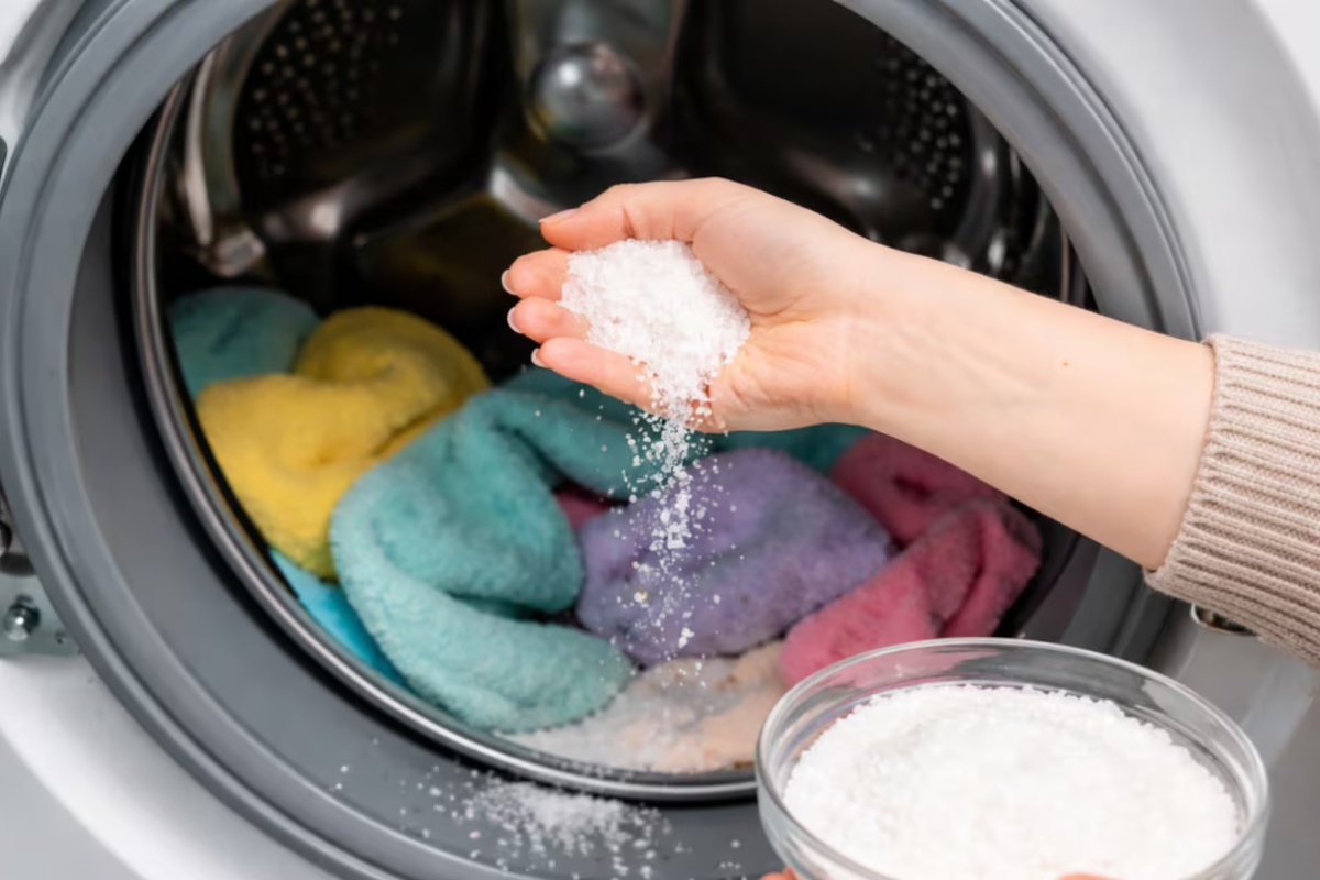 Dodavanje krupne soli u veš mašinu: čemu služi i na kojoj odeći najbolje funkcioniše
