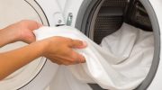 Kako prati belu odeću u mašini za veš da ostane besprekorna i da ne požuti