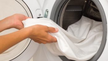 Kako prati belu odeću u mašini za veš da ostane besprekorna i da ne požuti