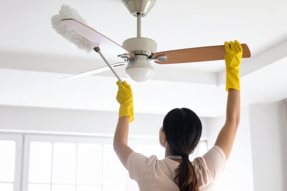 Bez usisivača i izbeljivača: kako lako očistiti plafonski ventilator bez oštećenja