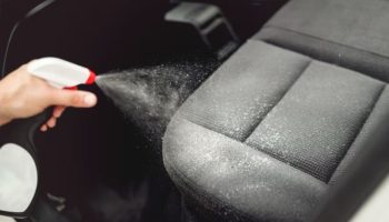 Zbogom mrljama na tapacirungu automobila: domaća mešavina za čišćenje sa 3 sastojka koja ne greši