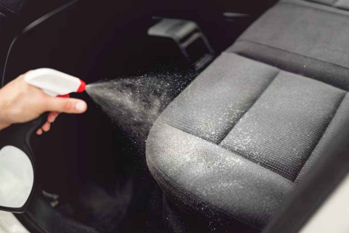 Zbogom mrljama na tapacirungu automobila: domaća mešavina za čišćenje sa 3 sastojka koja ne greši