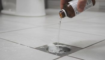 Sipanje hidrogen peroksida u rešetke u kupatilu: čemu služi i kada je korisno