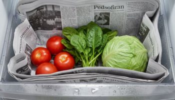 Postavljanje novinske hartije u fioku za povrće: zašto se preporučuje i čemu služi