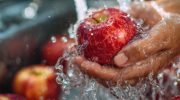 Ni sapun ni deterdžent: kako pravilno oprati voće da biste uklonili pesticide
