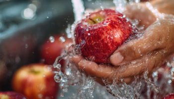 Ni sapun ni deterdžent: kako pravilno oprati voće da biste uklonili pesticide