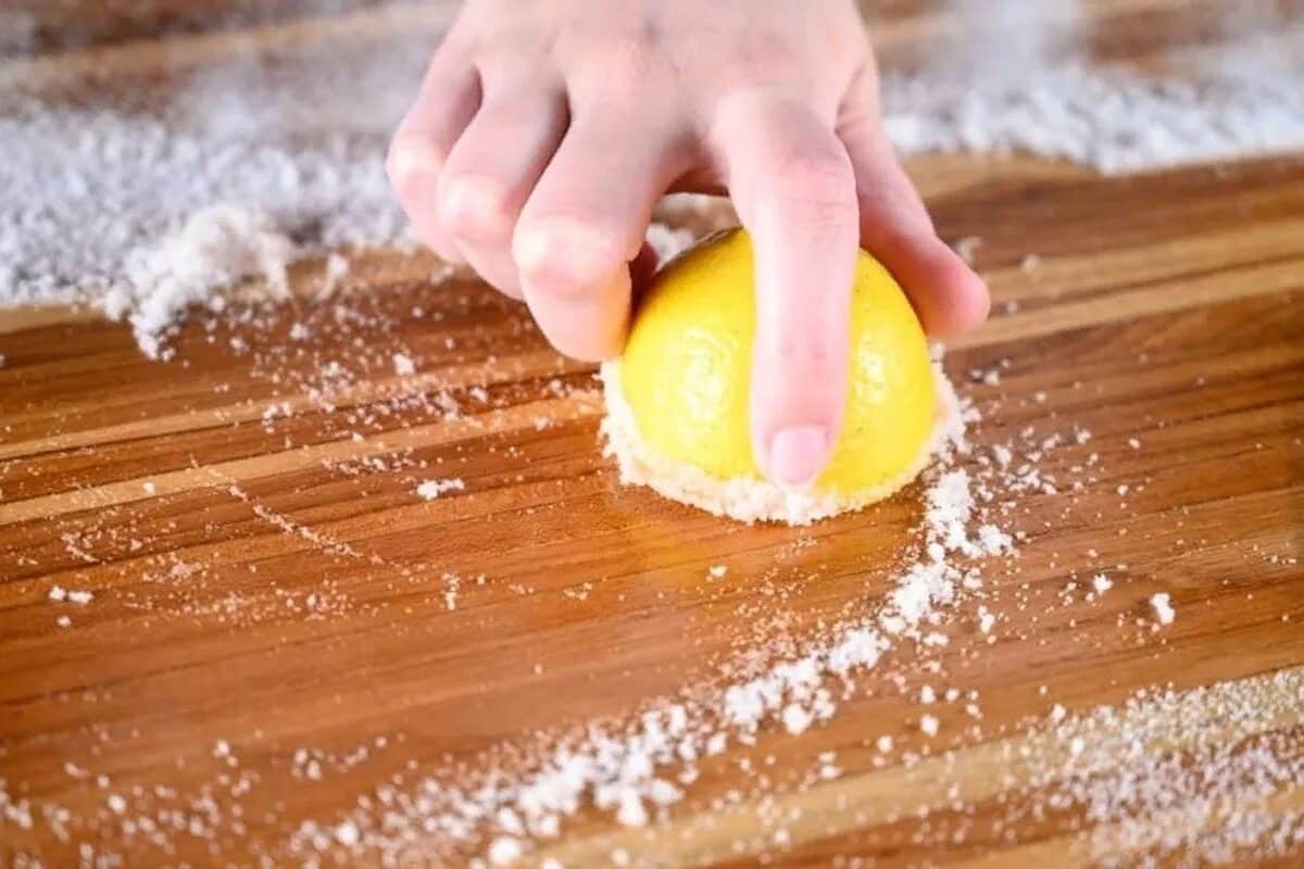 Čišćenje daske za rezanje limunom i sodom