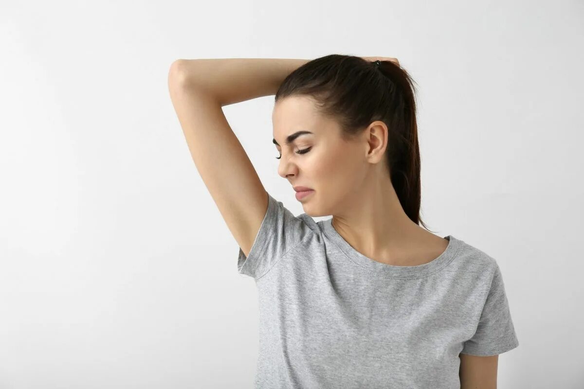 Ako odstrániť zápach potu pod pazuchami na oblečení bez prania: 7 jednoduchých spôsobov