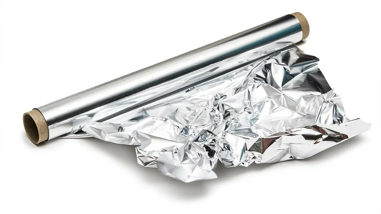 Folie de aluminiu pe șinele ferestrelor: la ce servește și cât de des se recomandă utilizarea acesteia.