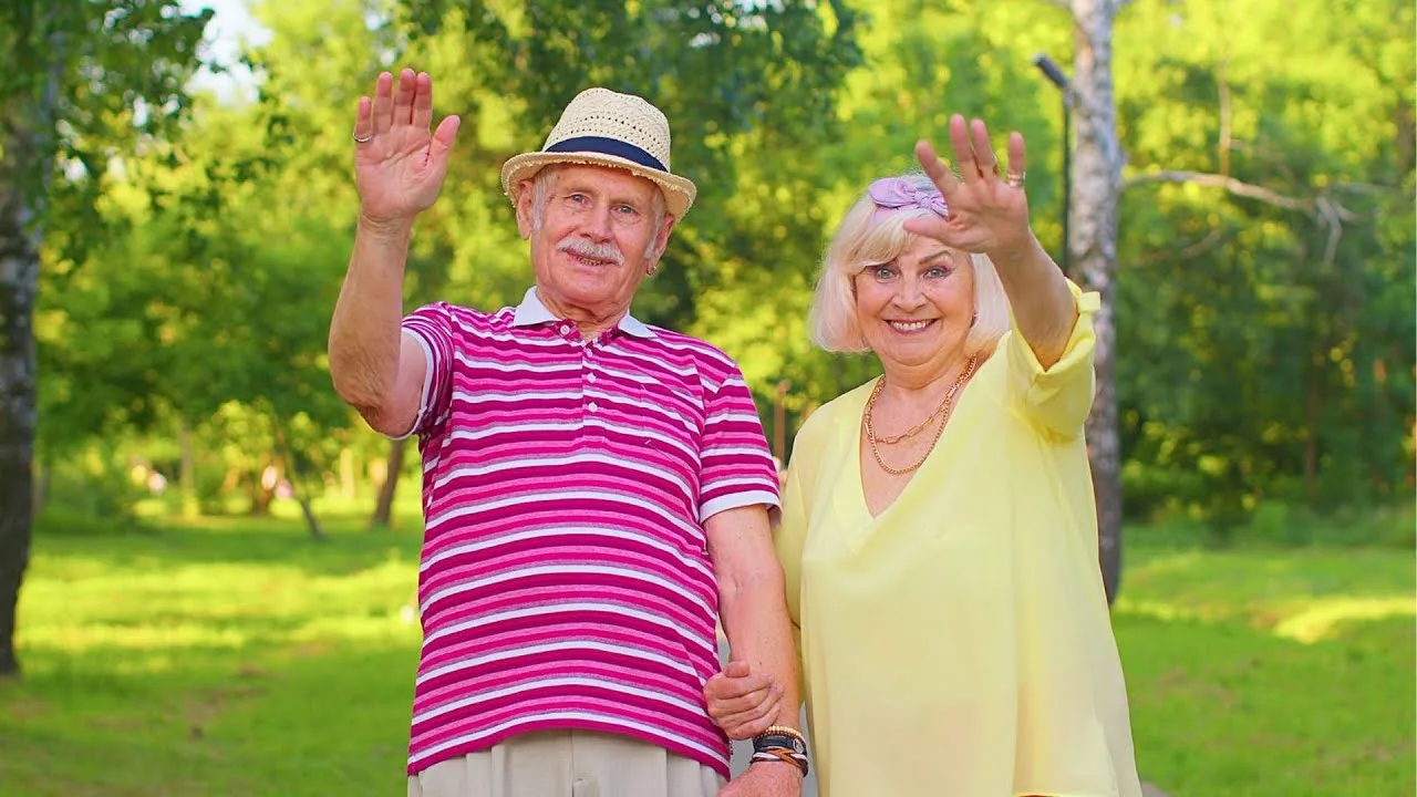 Srećni baka i deka sa unucima